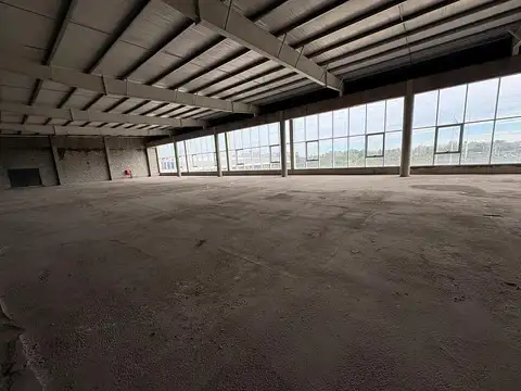 Locales a estrenar en Centro Comercial sobre Autopista del Oeste con Seguridad 24 hs parking