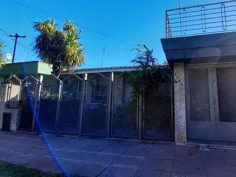 Casa 3 ambientes, cochera, patio y pileta de material.