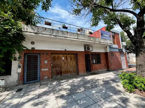 Venta de casa en Flores. Ideal para 2 familias.