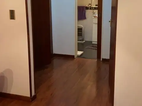 CASA DE 4 AMBIENTES CON JARDIN EN LOTE DE 8.66 X 27.71, DESARROLLADA EN 2 PLANTAS , 3 BAÑOS COMPLETO