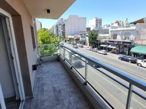 Departamento 3 ambientes al frentecon balcón