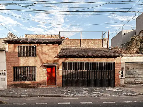 Venta de Casa en Parque Patricios 7 ambientes, 2 cocheras, quincho, terraza.