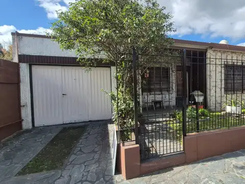 CASA VENTA 3 AMB COCHERA GRAN LOTE + DEPTO 3 AMB
