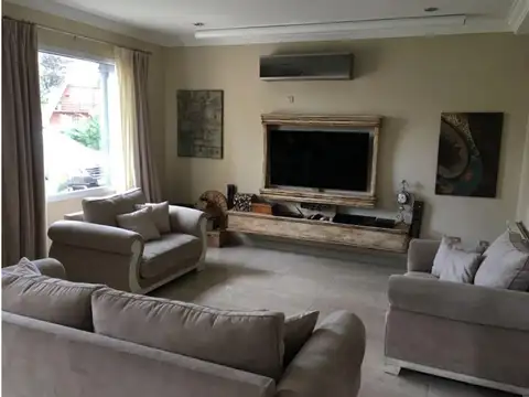 Casa 5 ambientes con 4 baños