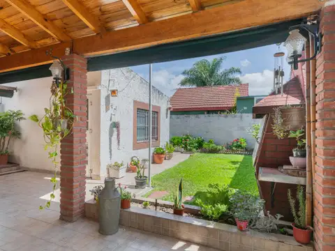PH DE 3 AMBIENTES AL FRENTE CON JARDIN, TERRAZA Y COCHERA