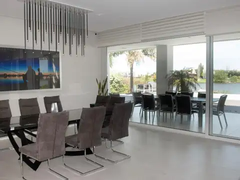 Casa 7 ambientes con 5 baños