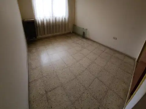 EXCELENTE PROPIEDAD DE 4 AMBIENTES USO PROFESIONAL