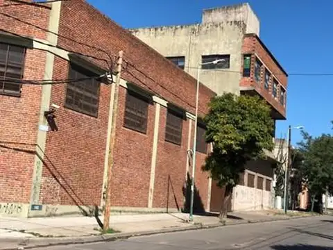 Edificio Comercial con frente a 3 calles