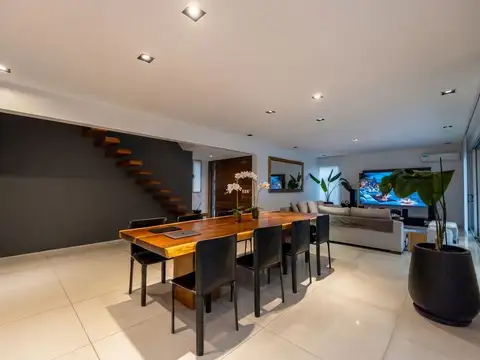 Casa 7 ambientes con 4 baños