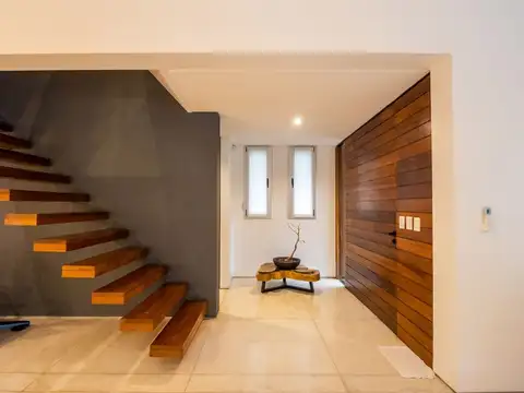 Casa en Venta con 4 cocheras