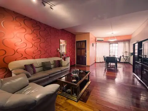 Casa tipo dúplex con quincho patio y cochera!