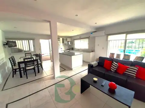 Venta Casa 4 Amb.Quincho.Pileta.Lote 440mts.Castelar Norte