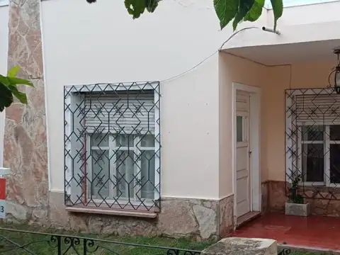 09233 - Aloja Vende Casa 3 Dormitorios, Salón Comercial. Barrio La Banda, Cruz Del Eje