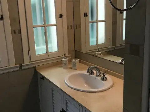 Casa en Alquiler con 3 cocheras