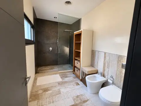 Casa en Alquiler con 2 cocheras