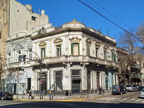 PH 6 AMB. PRIMER PISO AL FRENTE CON BALCON Y TERRAZA PROPIA 