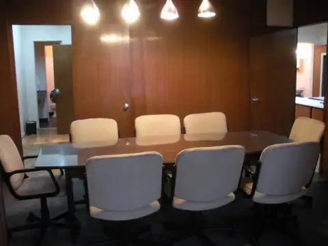 Oficina al frente en buen estado