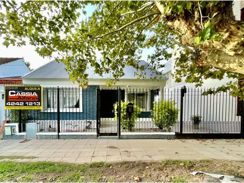 CASA IMPECABLE ESTADO LOMAS RESIDENCIAL 2 DORMIT. COCHERA FONDO 2 BAÑOS