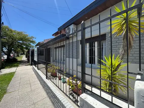 Casa en Juana Manso 900 de cinco ambientes con patio y garage