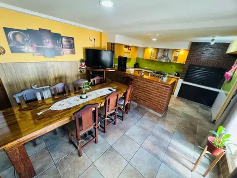 Casa 5 ambientes con 2 baños