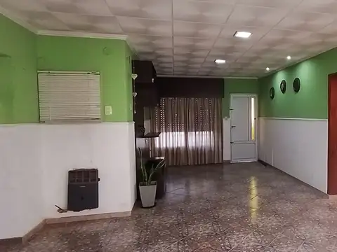 Casa 4 ambientes con 2 baños