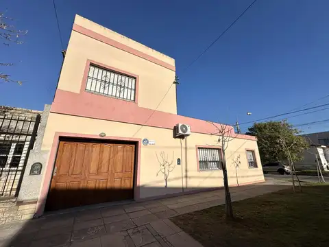 Casa 7 ambientes con 2 baños