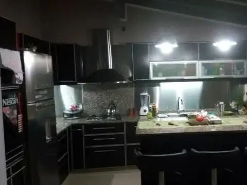 CASA AMERICANA DE 5 AMBIENTES EN VENTA - ITUZAINGO NORTE