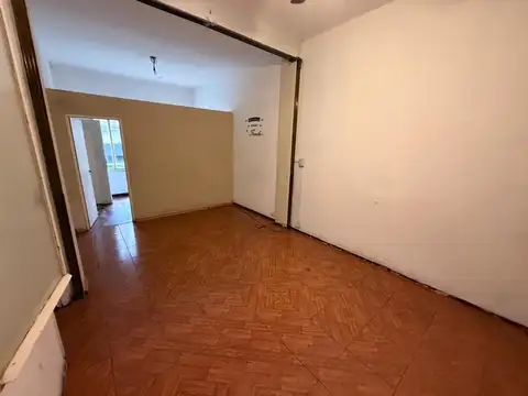 Amplio depto 3 amb al frente en 1° piso, muy buena ubicación