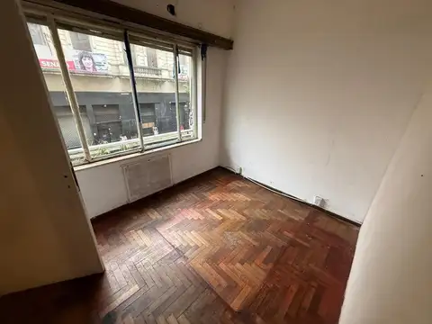Amplio depto 3 amb al frente en 1° piso, muy buena ubicación