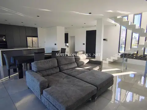 Casa en Venta con 2 cocheras