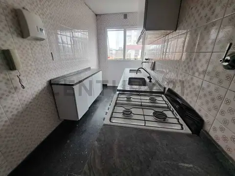 ALQUILER APTO PROFESIONAL O HABITACIONAL  | 4 AMBIENTES CON COCHERA, BAULERAS Y BALCONES EN PISO ALT