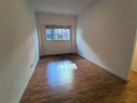  EN PLANTA BAJA CON PATIO AL FRENTE, EN MUY BUEN ESTADO 