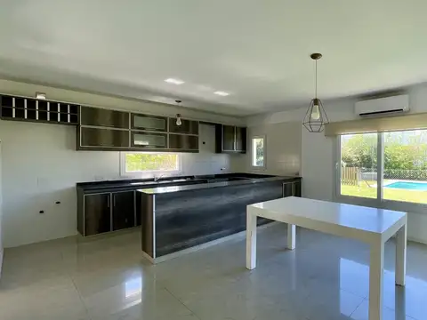 Casa de Estilo Frances en Venta - Barrio Vistas - Puertos del Lago
