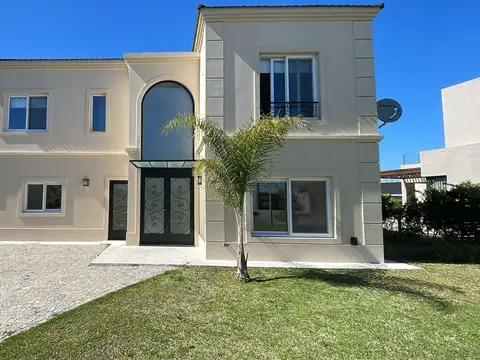 Casa de Estilo Frances en Venta - Barrio Vistas - Puertos del Lago
