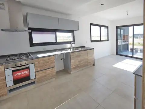Casa 5 ambientes con 3 baños