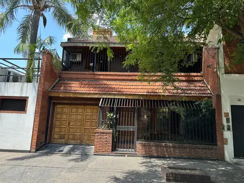 CASA 4 AMB. EN DOS PLANTAS CON GARAJE , PATIO Y TERRAZA