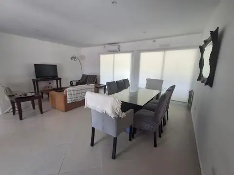 Casa en Alquiler con 6 cocheras