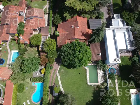 Casa en Venta con 3 cocheras