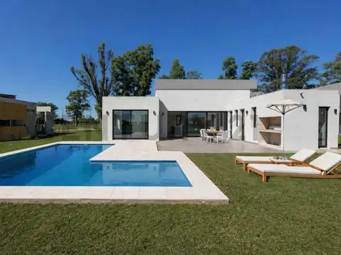 Casa 4 ambientes con 2 baños
