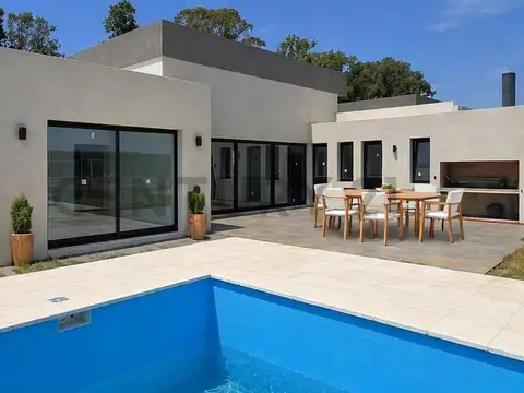 Casa 4 ambientes con 2 baños