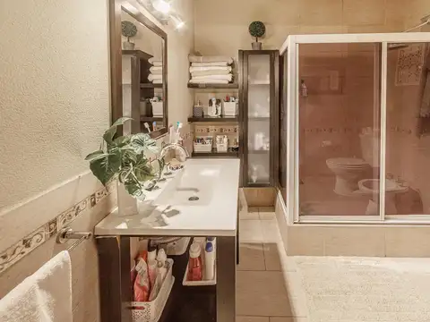 Casa 8 ambientes con 4 baños