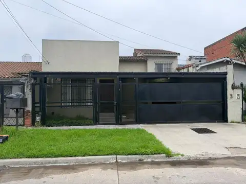 Casa c/ pileta y quincho en excelente ubicación