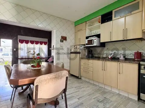 Venta Casa 3 ambientes con garage, jardín, patio y quincho – Sarandí, Avellaneda - EVALUA PERMUTA
