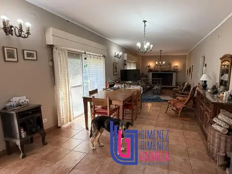 Casa en Venta con 4 cocheras