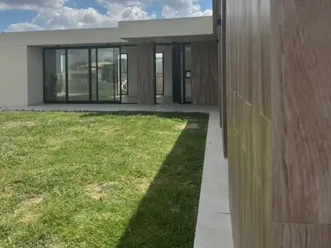 Venta Casa 4 Ambientes Financiada En El Barrio La Alameda