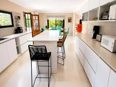 Casa 5 ambientes con 4 baños