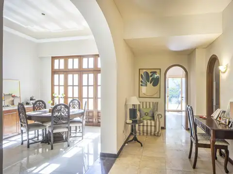 VENTA - CASA AMPLIA DE 5 DORMITORIOS CON PILETA - BARRIO PARQUE