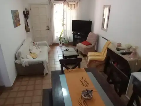 Casa 6 ambientes con 2 baños