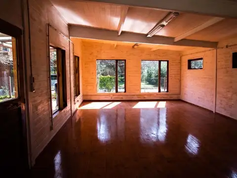 Casa en venta con dos dormitorios, parque, piscina y quincho