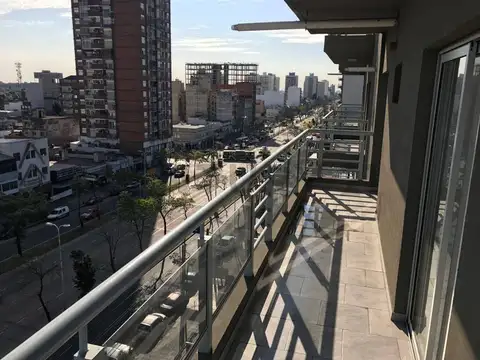 ALQUILER DEPARTAMENTO 3 AMBIENTES CON BALCÓN – 8° PISO AL FRENTE – LUMINOSIDAD Y CONFORT EN CADA RIN